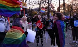 Warszawa: protest pod Sejmem przeciwko projektowi ustawy zakazującej zgromadzeń osób LGBT