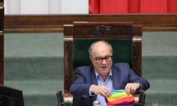 Wicemarszałek Sejmu wywiesił tęczową flagę podczas debaty ws. zakazu zgromadzeń osób LGBT