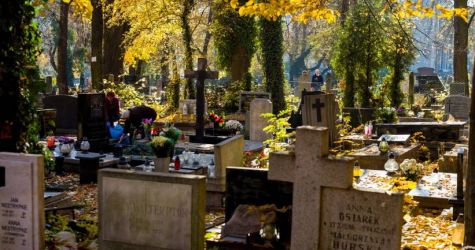 Niedzielski: nośmy maseczki na cmentarzach, gdy jest tłoczno; nie ma obowiązku, ale jest rozsądek