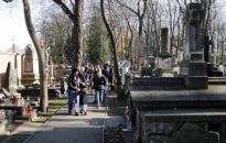 Kard. Nycz: obecność na cmentarzach okazją do pytania o sens ludzkiego życia