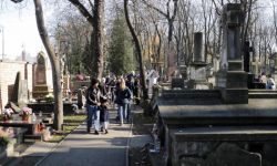Kard. Nycz: obecność na cmentarzach okazją do pytania o sens ludzkiego życia