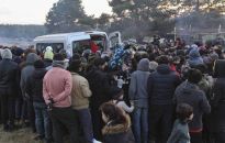 MON: coraz większe grupy migrantów są ściągane pod przejście graniczne w Kuźnicy przez białoruskie służby