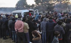 MON: coraz większe grupy migrantów są ściągane pod przejście graniczne w Kuźnicy przez białoruskie służby