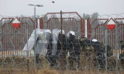 Policja: w okolicach Starzyny kolejna próba przekroczenia granicy; służby obrzucono kamieniami