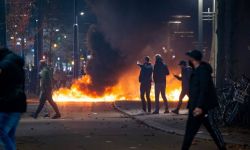 Holandia: nocne starcia przeciwników obostrzeń z policją w kilku miastach