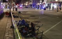 USA: co najmniej pięć osób nie żyje, ponad 40 rannych po wjechaniu auta w paradę bożonarodzeniową