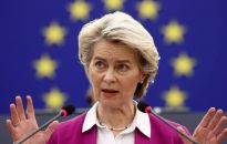 Von der Leyen: KE za wstrzymaniem lotów z południa Afryki ze względu na nowy wariant koronawirusa