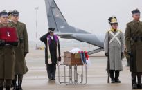 Trumna ze szczątkami Maurycego Mochnackiego powitana z honorami w asyście wojskowej w Warszawie