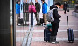 Omikron rozprzestrzenia się w Europie, rządy reagują ograniczeniami na granicach