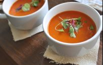 Organiczne jedzenie - mikroliście z parapetu