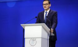 Premier: musimy zdać sobie sprawę jak wielką bronią jest internet