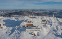 Nowa Chatka Puchatka w zimowej scenerii