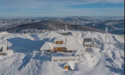 Nowa Chatka Puchatka w zimowej scenerii