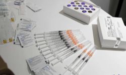 Rzecznik MZ: Z lotniska Okęcie wyjechało do RARS 1,1 mln szczepionek przeciwko COVID-19 dla dzieci w wieku 5-11 lat