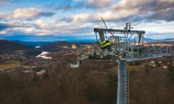 Z pomocą drona rozciągnięto liny kolei widokowej w Solinie