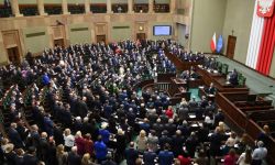 Sejm uchwalił ustawę obniżającą VAT na żywność, paliwa i energię