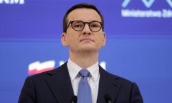 Premier: wprowadzamy ulepszenia w strategii walki z wirusem