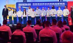 Pekin - część reprezentacji po ślubowaniu, Czerwonka i Bródka chorążymi