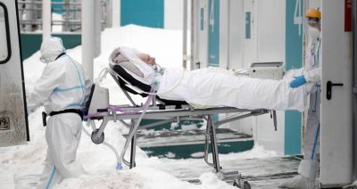 Świat przeszedł przez szczyt zakażeń wywoływanych Omikronem, ale rośnie liczba zgonów