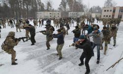 Ukraińcy masowo kupują broń do samoobrony i udziału w obronie terytorialnej