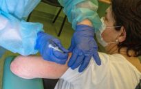 MZ: brak szczepienia przeciw COVID-19 może skutkować zmianą organizacji pracy lub zwolnieniem