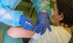 MZ: brak szczepienia przeciw COVID-19 może skutkować zmianą organizacji pracy lub zwolnieniem