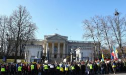 Warszawa: przed Ambasadą Rosji w Polsce trwa protest przeciwko wojnie