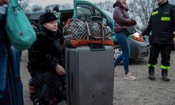 Szefernaker: ostatniej doby z Ukrainy przybyło do Polski 98 tys. osób, łącznie ponad 450 tys.