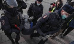 Rosja: w niedzielę ponad 2500 zatrzymanych za protesty antywojenne