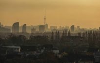 Ukraina: trafiony odłamkiem rosyjskiej rakiety 12-piętrowiec w Kijowie częściowo zawalony