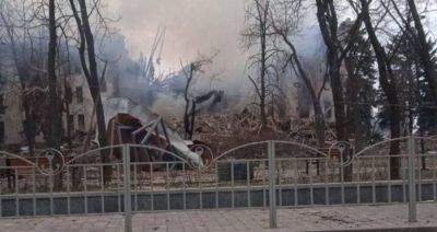 W Mariupolu zbombardowano teatr i pływalnię, pod gruzami są dzieci i kobiety w ciąży