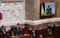 Zełenski we francuskim parlamencie: wartości ważniejsze niż zyski, francuskie firmy muszą opuścić rosyjski rynek