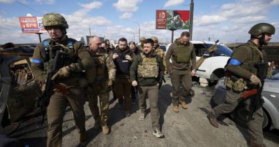 Ukraina: prezydent Zełenski odwiedził Buczę - miejsce masowych rosyjskich zbrodni pod Kijowem