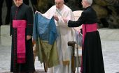 Watykan: papież ucałował flagę przywiezioną z Buczy; podziękował Polakom za życzliwość dla Ukraińców