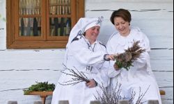 Niedziela palmowa w skansenie: wykonywanie palm i msza św.