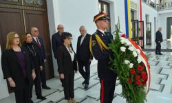 Marszałek Sejmu złożyła kwiaty przed tablicami upamiętniającymi ofiary katastrofy smoleńskiej