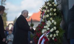 Warszawa: złożono wieńce przed pomnikami Lecha Kaczyńskiego oraz Ofiar Katastrofy Smoleńskiej