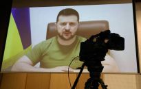 Zełenski do estońskich deputowanych: Rosja terroryzuje ludność cywilną Ukrainy