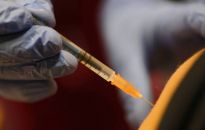 MZ: od 20 kwietnia osoby, które ukończyły 80 lat, mogą przyjąć drugą dawkę przypominającą szczepionki