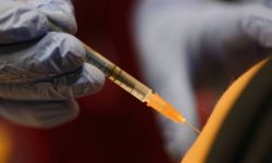 MZ: od 20 kwietnia osoby, które ukończyły 80 lat, mogą przyjąć drugą dawkę przypominającą szczepionki