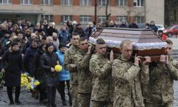 Zełenski dla CNN: Straciliśmy ok. 2,5-3 tys. żołnierzy, 10 tys. jest rannych