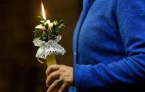 W Wielką Sobotę katolicy w kościołach święcą ogień, wodę i odnawiają przyrzeczenia chrzcielne