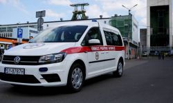 Ratownicy dotarli do 4 z 10 górników poszukiwanych po wstrząsie w Zofiówce; nie dają oznak życia