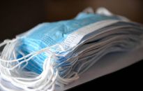 Jest projekt nowego rozporządzenia; zostają maseczki w aptekach, przychodniach i szpitalach