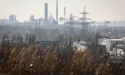 Reuters: Cywile ewkuowani z okolic zakładu Azowstal w Marriupolu