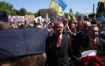 Demonstranci oblali czerwoną substancją ambasadora Rosji przed Mauzoleum Żołnierzy Radzieckich