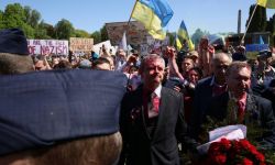 Demonstranci oblali czerwoną substancją ambasadora Rosji przed Mauzoleum Żołnierzy Radzieckich