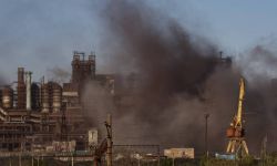 Ukraina: Rosjanie szturmują Azowstal z użyciem czołgów i artylerii