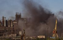 Ukraina: kilkanaście autobusów z ukraińskimi żołnierzami wyjechało z Azowstalu