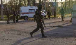 Co najmniej siedem autobusów z ukraińskimi wojskowymi wyjechało pod eskortą z Azowstalu w Mariupolu